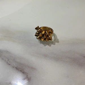Edblad ring GULD  - Säljer denna edblad ring då den inte passar. Helt oanvänd, pris diskuteras privat!⚜️