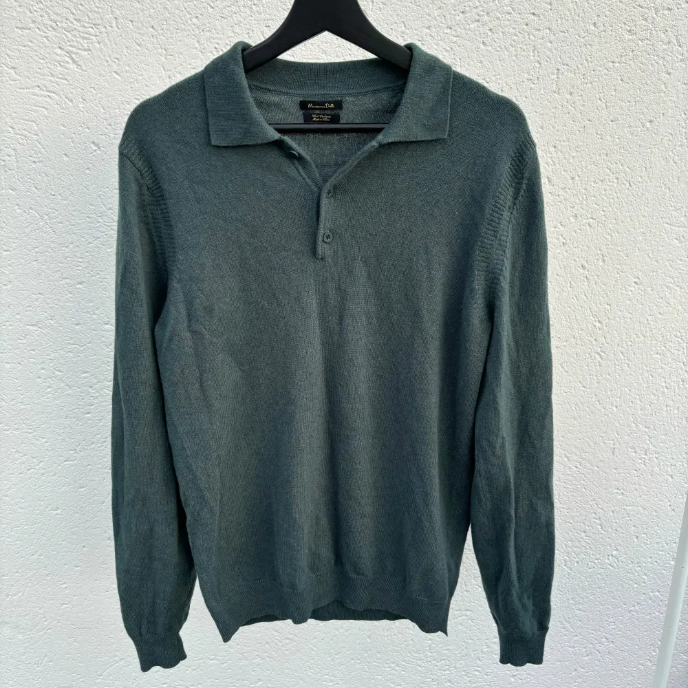 Mörkgrön Massimo Dutti tröja | Skick: 9/10 | Storlek: M | Nypris: 799kr | Säljer för 379kr | Spårbar frakt via Postnord eller Instabox | Hör av dig vid frågor eller funderingar . Tröjor & Koftor.