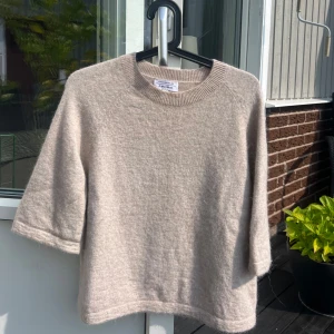 Stickad tröja - & other stories - Säljer nu mina två mycket populära stickade kortärmade tröjor från & other stories. Jag säljer en vit och en beige, se min profil för den vita<3  Den beiga är i storlek S och superfint skick!   Köpare står för frakt 