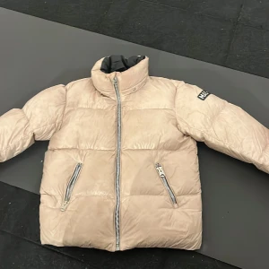 Mackage jacka😻😻😻 -  Supersnygg jacka från Mackage😻 Det är en liten slitning där bak på jackan (se på bild fyra) men det är absolut inget man tänker på🫶 nypris ca 3000❤️‍🔥priset kan diskuteras💗