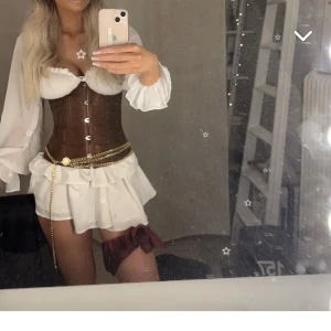 Priratkostym halloween  - Säljer denna piratkostymen som jag använde på halloween förra året❤️