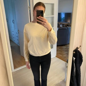 sweatshirt  - ljusgul sweatshirt från monki i storlek xs, den har används några gånger och har lite små färg fläckar på sig (se bild 3) men är i övrigt i bra skick👍🏻