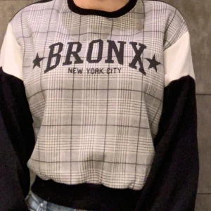 Tröja  - Tröja från H&M i storlek S som behöver ett bättre hem. Materialet är hyfsat tjockt så den värmen bra nu till vintern. 