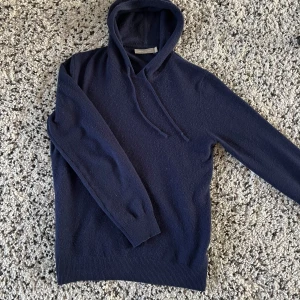 Kashmir hoodie - Säljer nu denna riktigt fräscha Kashmir hoodien från brown adventure. Den är i okej skick , nypris ca 3000 . Hör av er vid frågor. Pris går att diskuteras 🤩
