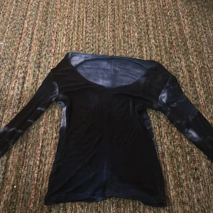 blå tröja - tröjan har lite hål i baksidan!! L och XL. den är stretch.