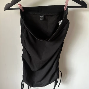 Kjol - Svart kjol från Shein. Har knyten på sidorna. Storlek S. Inte jätte stretchig så den är ganska tajt, särskilt runt midjan. Aldrig använd. 