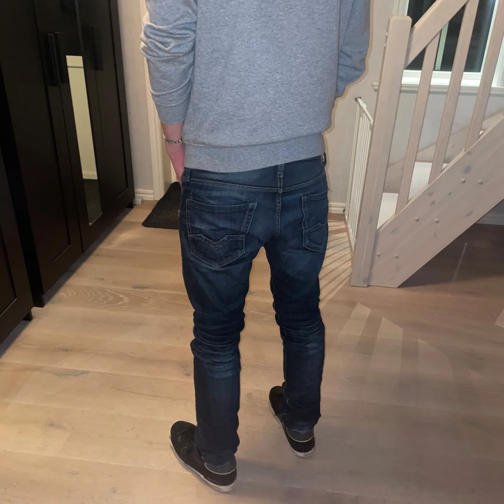 Säljer dessa feta Replay jeans | storlek 30/32 | skick 8/10 | ny pris 1500 mitt pris 650 men kan gå ner vid snabb affär | hör av dig vid minsta fråga. Jeans & Byxor.