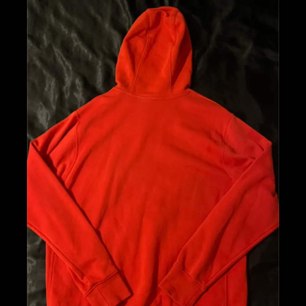 Välanvänd Nike röd/orange huvtröja i storlek M. Defekter vid visa ljus syns på de två sista bilderna❤️. Hoodies.