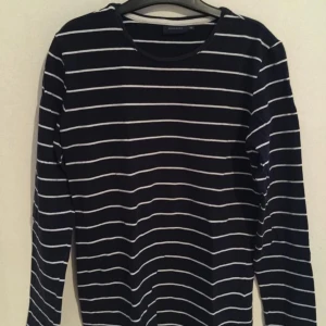 Tröja Red & Green. Marinblå/vit.  - XS tröja av märket Red & Green. Randig trikå i marinblått & vitt. Hämtas på Hägerstensåsen eller ök 💙 (se gärna alla mina andra annonser)