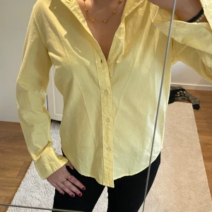 Skjorta - Skjorta från herravdelningen men passar för kvinnor också, skulle säga att den är som M för kvinnor!😊💗