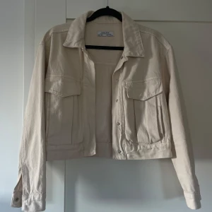 Jeans jacka  - Jättesnygg jeans jacka från chiquelle,knappt använt. Storlek M,men passar bättre xs/s