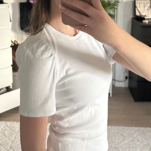 Pieces  - Jättefin kortärmad topp, passar XS-S 