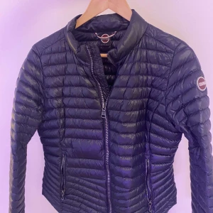 Colmar jacka  - Säljer min älskade colmar jacka, väl använd men har ej några defekter. Storlek 46 (xs,s) Nypris ca 3000, mitt pris 800 men kan även diskuteras vid snabb affär. Hör av dig vid intresse eller fler bilder 🩷