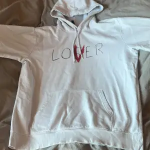 Säljer denna it hoodie då den inte andvänds storlek L men passar XL 