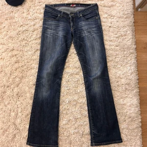 Lågmidjade jeans  - Super snygga jeans i strl 27🌟 Jeansen är i väldigt bra skick och det finns dessutom ett snöre fäst i midjan så man kan reglera storleken🫶