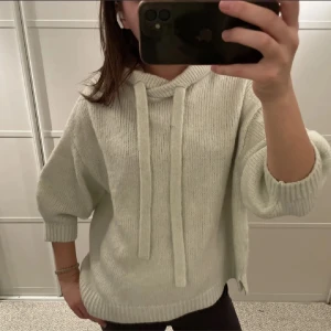 Stickad hoodie med Trekvartsärm - Slutsåld och I bra skick!! Strl xs men passar mer som S💕 ljug mint grön/beige färg