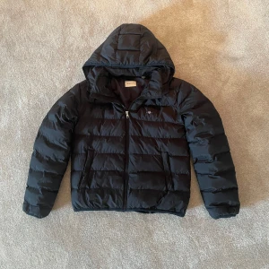 Gant jacka  - Varm snygg jacka, säljer för den är för liten men annars bra skick utan defekter 