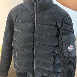 Moncler Cardigan  - Helt ny moncler cardigan i strlk S. Har aldrig använt den, säljer pga fel strlk. Pris kan diskuteras vid snabb affär. Den e inte äkta 