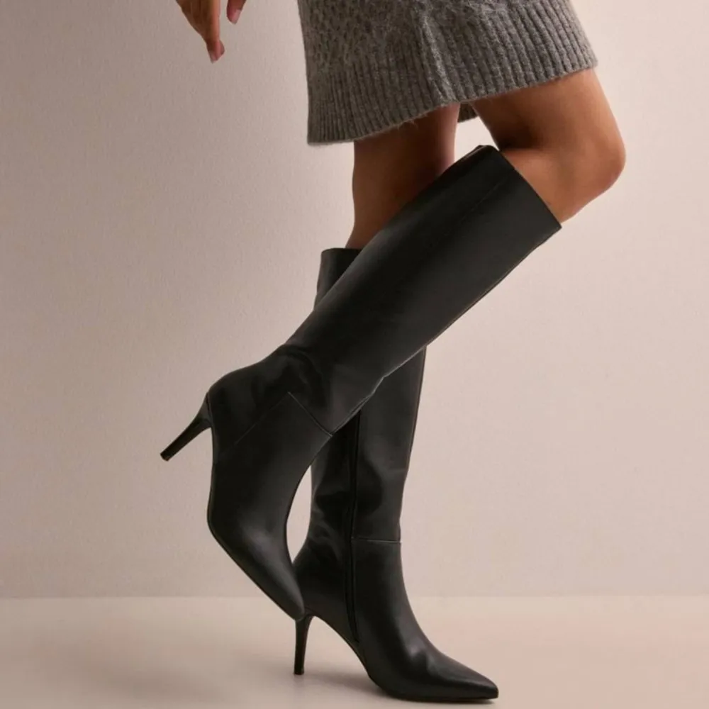 Säljer dessa jättesnygga stövlarna från Nelly ”Self Love Under Knee Boot”. De är i perfekt skick då de endast är använda 2 ggr! Ge gärna ett prisförslag, nypris är 799kr🥰. Kengät.