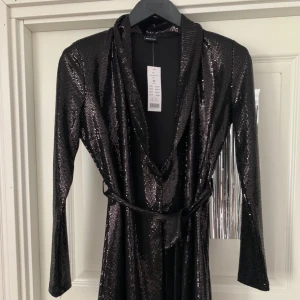 Gina tricot lång Kavaj/klänning - Kavaj/klänning från Gina Tricot