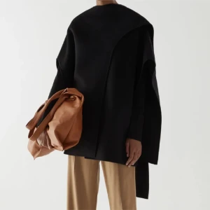 Cape Cos - Mörkblå cape från Cos i ull. Liknar en från Toteme. Endast använd 1 gång.