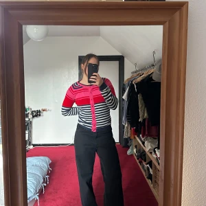 Randig cardigan - Härlig randig cardigan i roliga färger. Superskönt material. Står strl L, men skulle snarare säga M. Aldrig använd av mig. 