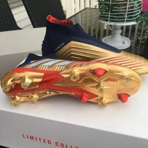 Säljer ett par guldiga Limited edition fotbollskor, skorna är Paul pogbas colab med adidas. De kommer i deras original påse/väska. Storlek 40,5 Nypris: 2600kr Säljer för:1500kr Priset kan diskuteras. Har haft på mig de ett fåtal gånger.