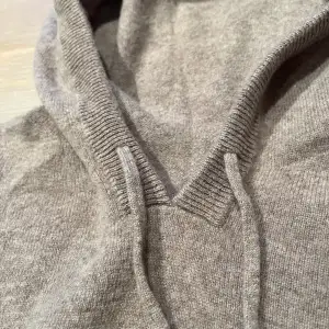 Helt ny merinoull hoodie i beige färg. Säljer den då är lite för stor för mig. Storlek M-L. Snörena går att korta ner lätt om man tycker dom är för långa, jag kan fixa åt dig om du vill:)