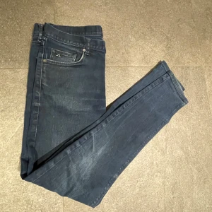 Mörkblå jeans från J.Lindeberg - Säljer nu mina feta mörkblå, J Lindberg jeans. Dem är i bra skick och kan gå ner i pris vid snabb affär.