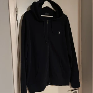 Ralph Lauren hoodie - Hej! Jag säljer min jätte fina Ralph Lauren hoodie för att den tyvärr är förstor, den är helt ny utan en ända skråma! 