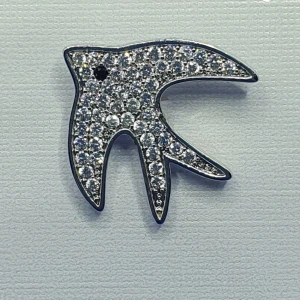 Pin - Svala - Pin svala oanvänd. ✨️Titta igenom alla mina upplagda och köp fler saker i bundle för att spara på frakten och få allt du köpt i ett och samma paket✨️