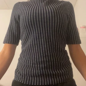 Gullig polo kortärmad  - Gullig polo kortärmad tröja med mönster, passar till vardag men även festligare sammanhang, bra skick🩷