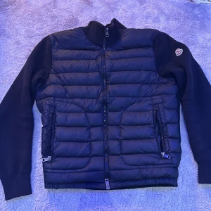 Tja säljer min moncler cardigan som e ett bra skick och använd ett par gånger och e i bra kvalite   - Bra skick och bra kvalite 