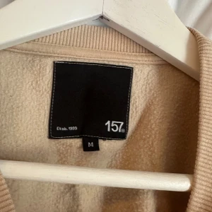 Magtröja - En beige magtröja som kommer från lager 157! Sparsamt använd.