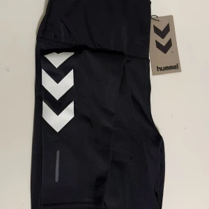 Svarta träningstights - Säljer dessa helt oanvända träningstights från Hummel. Tyvärr är de för små för mig. De här passar bättre om man har lite mindre midja!