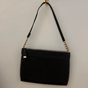 Calvin Klein handväska - Super fin handväska i bra skick. 