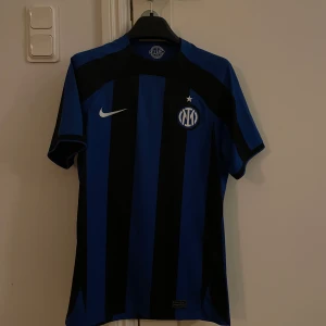 Inter Milan Hemmaställ 22/23 - Säljer denna fina fotbollströja pga tappat intresse⚽️ Pris kan ändras genom en snabb och smidig affär💰🔜 Kontakta mig om du har några frågor!😁 Skick 9/10