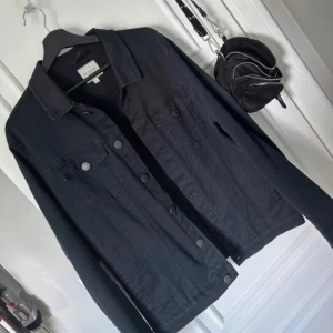 Jeansjacka herr - Snygg jeansjacka som tyvärr blivit för liten för min kille, så därför säljer vi den😍 fint skick!! 