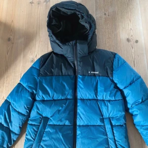 Everest Jacka - En riktigt snygg Everest jacka i blå. Aldrig använd. Passar 165 cm som bäst.