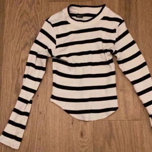 Randig gina tricot tröja i storleken XS - Vanlig i storleken   Aldrig använd  Lite tunnare i materialet   Nypris:269kr 