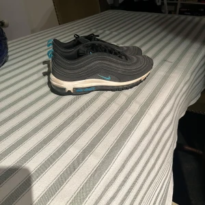 Air Max 97 - Säljer ett par Nike air Max 97 storlek 42 då de inte används längre. Bra skick men använda  Pris 350