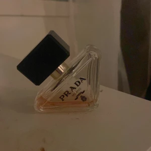 Prada parfym - Luktar hela dagen och luktar jätte gott:)