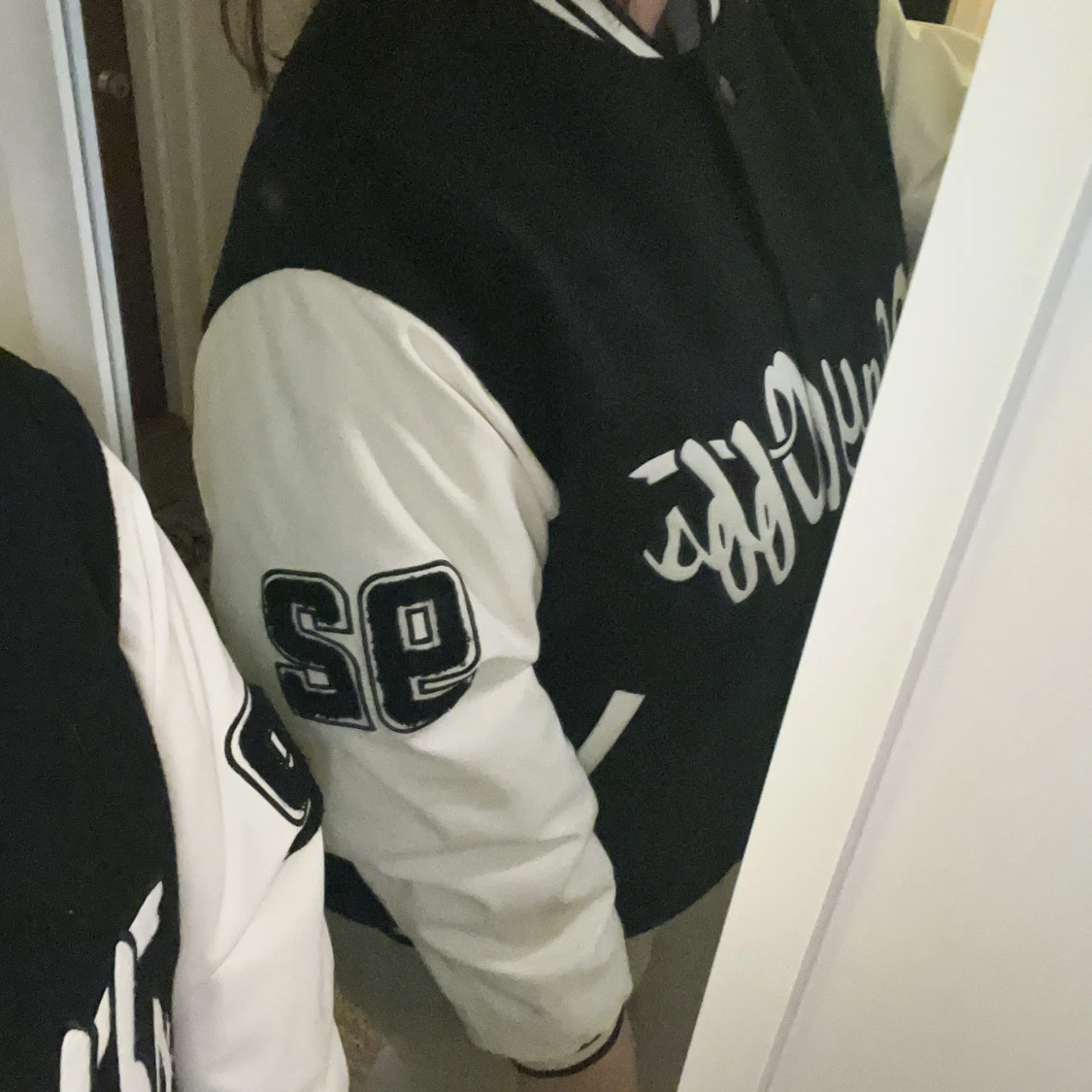 Svart och vit bomberjacka med PlayOffs-tryck - 91