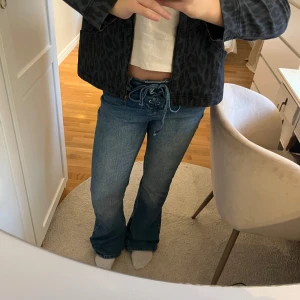 Coola jeans - Säljer dessa coola jeansen från Nakd! Midjemåttet går att juster efter mått och innerbenslängden är ca 80 cm! Har sytt in dom lite i benen då dom var lite baggy innan men går att sprätta om man vill det💞
