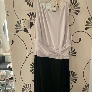 Ralph Lauren klänning stl 4(36/38) - Färg svart kjol ljusgrå överdel topp