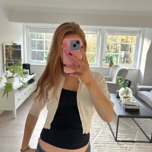 Bolero  - Glittrig bolero från By malene birger som är så fin både till vardags och helg! Festlig topp!   (OBS en knapp är av men)