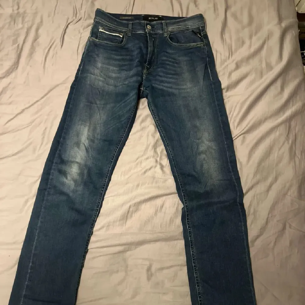 Säljer ett par replay jeans i modellen anbass och i storleken W32 L32 då de är lite för stora. De e bara att skriva vid minsta fundering. . Jeans & Byxor.