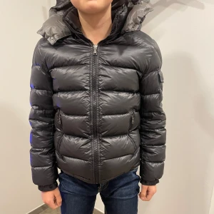 Monclear jacka  - Äkta monclear jacka strl 12 år (xs). Köpt på Vestiaire collective för 1 år sen. Säljer ägd av för liten. 