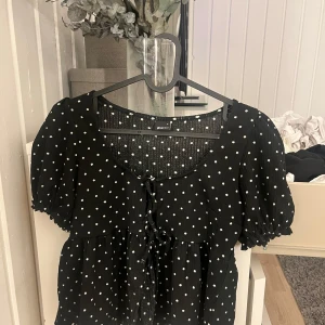 Topp - Super söt prickig topp från Gina i storlek S men passar xs också