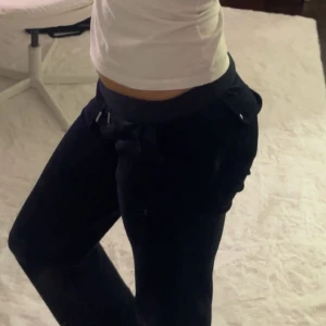 Juicy Couture Mjukisbyxor  - Mörkblå juicy mjukisbyxor, strl xs, supersnygga och sköna, dm för mer, pris kan diskuteras💕